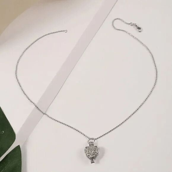 2/$21 Luminous Heart Shaped Necklace - Glow in the Dark Necklace - Picture 2 of 6